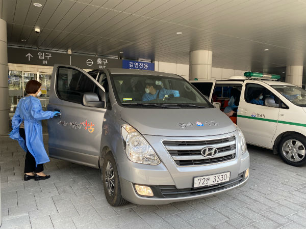 경기 성남시의료원에 입원 치료 중이던 코로나19 확진환자 11명이 25일 완치 판정을 받고 시설을 떠나고 있다. 사진=성남시의료원