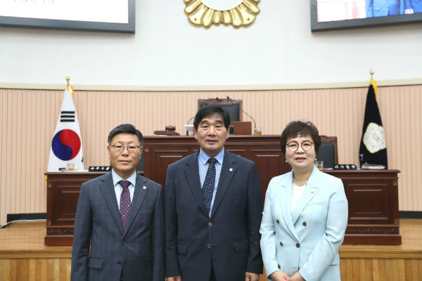 사진 좌측부터 신임 박석윤 운영위원장, 김형수 의장, 임연옥 부의장. 사진=구리시의회